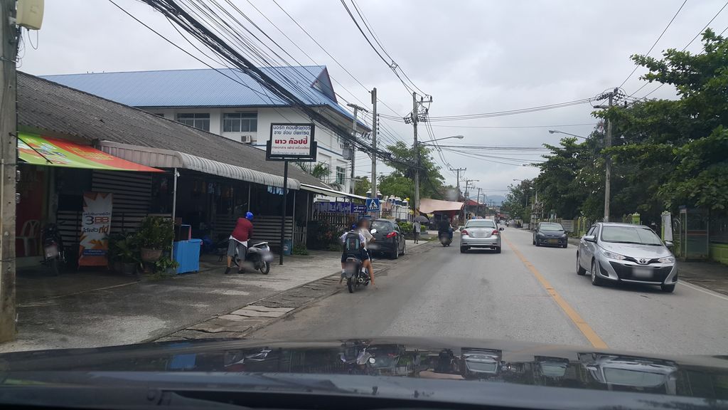 ภาพถนนตรงที่ ร้านเพิ่มพูนปศุสัตว์ ตั้งอยู่ ถ่ายโดย jrcarlsen พ.ศ. 2561 (2018) · A street-level view of where ร้านเพิ่มพูนปศุสัตว์ · Ran Phoemphun Pasusat stands, by jrcarlsen in 2561 (2018)