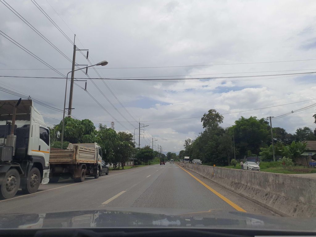 ภาพถนนตรงที่ โกดังยาง แม่แตง ตั้งอยู่ ถ่ายโดย jrcarlsen พ.ศ. 2566 (2023) · A street-level view of where โกดังยาง แม่แตง · Kodangyang Mae Taeng stands, by jrcarlsen in 2566 (2023)