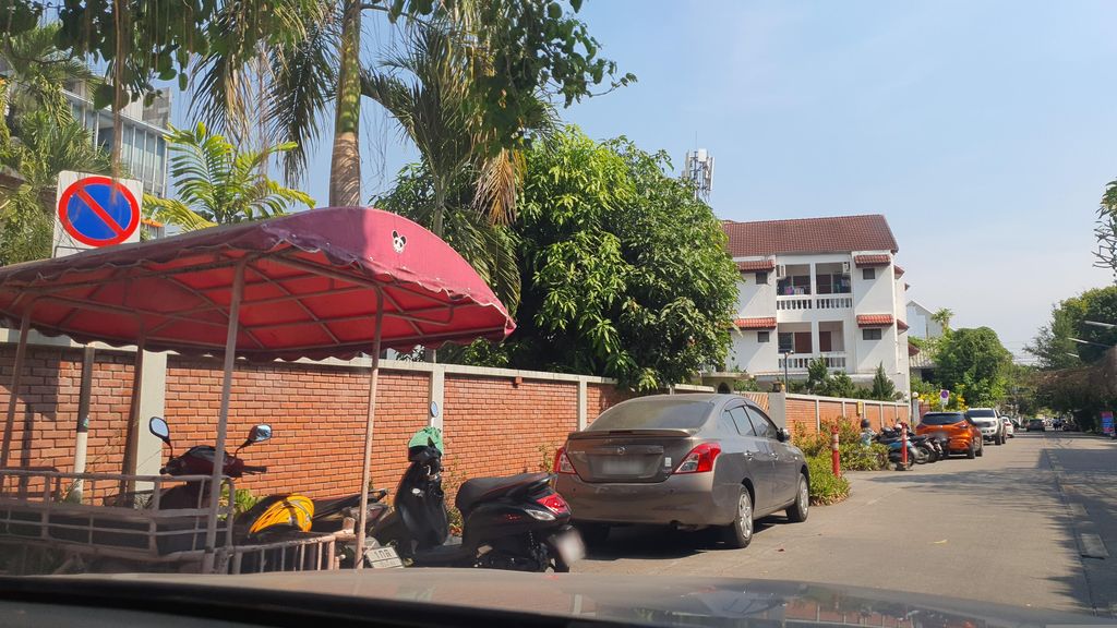 ภาพถนนตรงที่ Arayana Spa ตั้งอยู่ ถ่ายโดย jrcarlsen พ.ศ. 2566 (2023) · A street-level view of where Arayana Spa stands, by jrcarlsen in 2566 (2023)