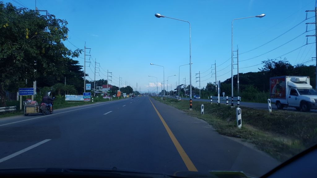 ภาพถนนตรงที่ นานา ซักอบรีด ตั้งอยู่ ถ่ายโดย silamanee พ.ศ. 2561 (2018) · A street-level view of where นานา ซักอบรีด · Nana Sakabrit stands, by silamanee in 2561 (2018)