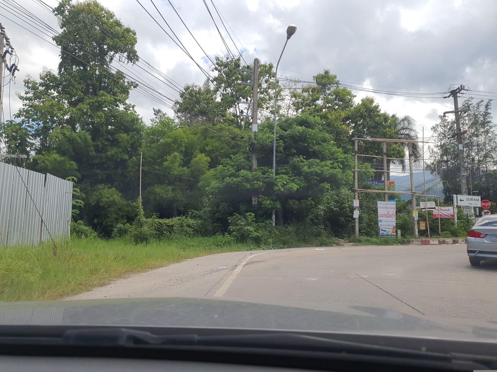 ภาพถนนตรงที่ ศาลากลางจังหวัดเชียงใหม่ ตั้งอยู่ ถ่ายโดย jrcarlsen พ.ศ. 2566 (2023) · A street-level view of where ศาลากลางจังหวัดเชียงใหม่ · Salaklang Changwat Chiang Mai stands, by jrcarlsen in 2566 (2023)