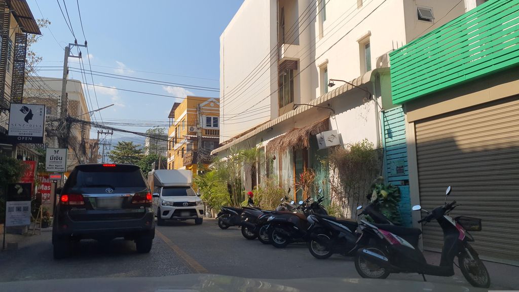 ภาพถนนตรงที่ Mee Ngern Health Massage ตั้งอยู่ ถ่ายโดย jrcarlsen พ.ศ. 2566 (2023) · A street-level view of where Mee Ngern Health Massage stands, by jrcarlsen in 2566 (2023)