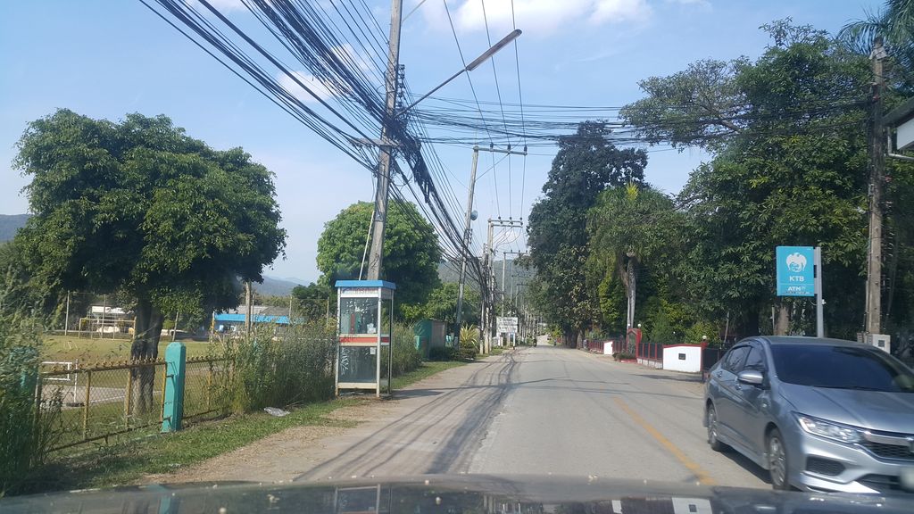 ภาพถนนตรงที่ ที่ว่าการอำเภอสะเมิง ตั้งอยู่ ถ่ายโดย jrcarlsen พ.ศ. 2562 (2019) · A street-level view of where ที่ว่าการอำเภอสะเมิง · Samoeng District office stands, by jrcarlsen in 2562 (2019)
