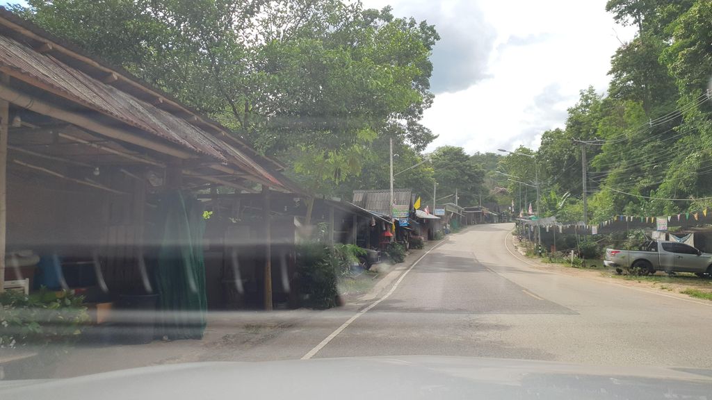 ภาพถนนตรงที่ ร้านป้าแต้ล่องแพแม่วาง(Rafting PaTae) ตั้งอยู่ ถ่ายโดย jrcarlsen พ.ศ. 2564 (2021) · A street-level view of where ร้านป้าแต้ล่องแพแม่วาง(Rafting PaTae) stands, by jrcarlsen in 2564 (2021)