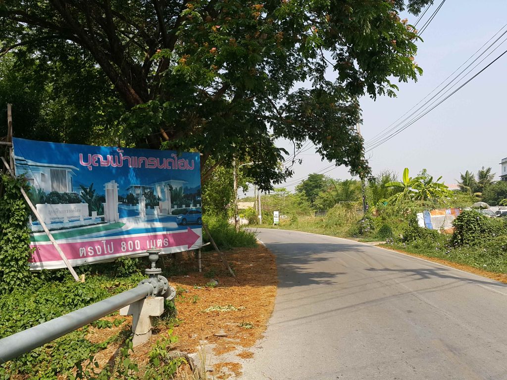 ภาพถนนตรงที่ Sirichan Thai Healing Center ตั้งอยู่ ถ่ายโดย jrcarlsen พ.ศ. 2558 (2015) · A street-level view of where Sirichan Thai Healing Center stands, by jrcarlsen in 2558 (2015)