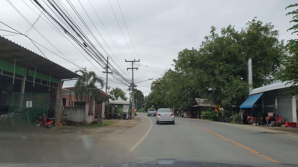 ภาพถนนตรงที่ บ้านต้นโชค หนองตอง ตั้งอยู่ ถ่ายโดย jrcarlsen พ.ศ. 2564 (2021) · A street-level view of where บ้านต้นโชค หนองตอง · Ban Ton Chok Nong Tong stands, by jrcarlsen in 2564 (2021)