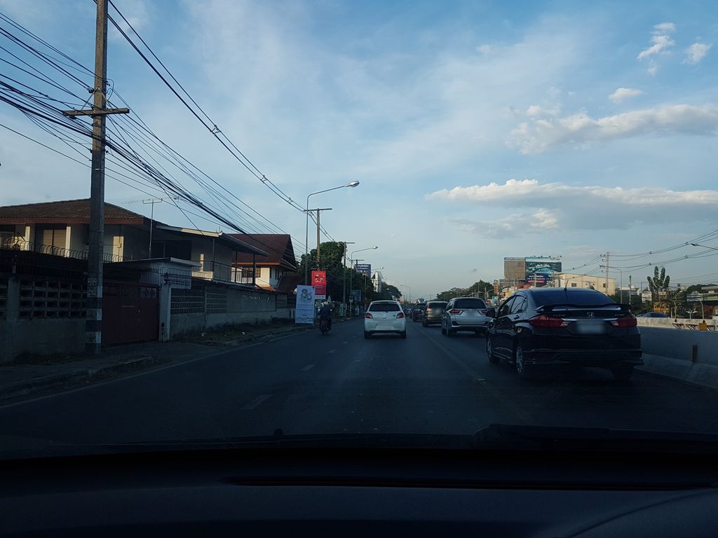 ภาพถนนตรงที่ ซุ้มเฮียฮ๋ง ตั้งอยู่ ถ่ายโดย ekkarin พ.ศ. 2561 (2018) · A street-level view of where ซุ้มเฮียฮ๋ง · Sumhiahong stands, by ekkarin in 2561 (2018)