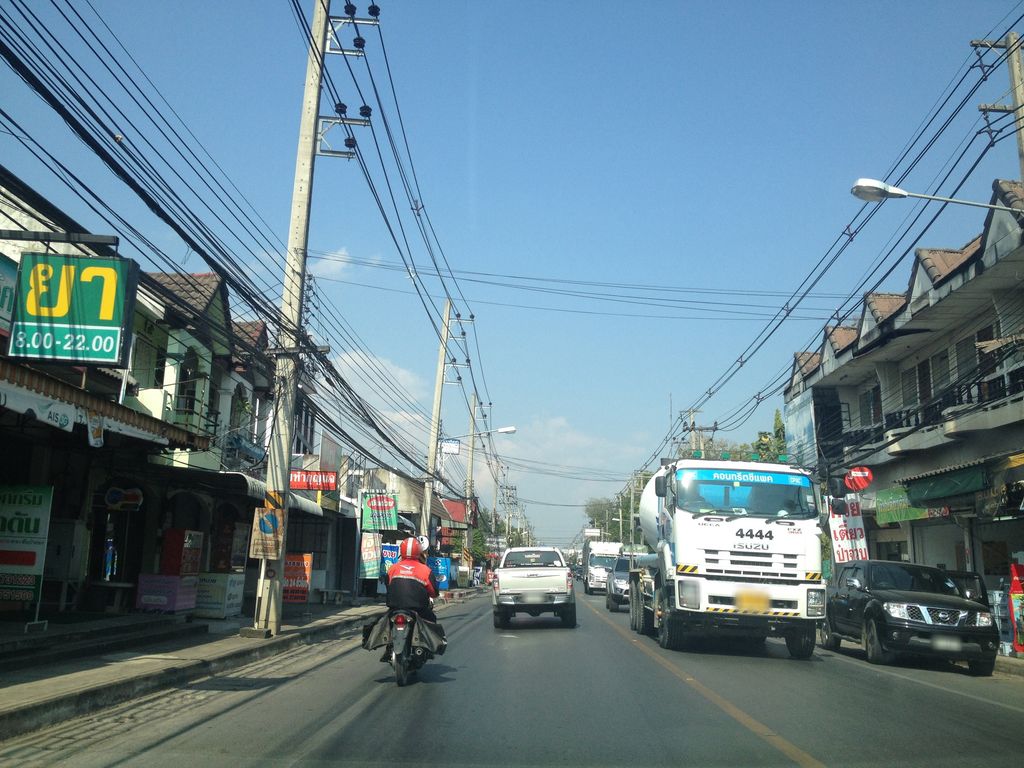 ภาพถนนตรงที่ สันป่าตองการจักร ตั้งอยู่ ถ่ายโดย jimwatana พ.ศ. 2558 (2015) · A street-level view of where สันป่าตองการจักร · San Pa Tong Kan Chak stands, by jimwatana in 2558 (2015)
