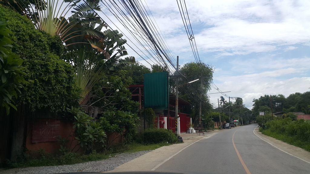 ภาพถนนตรงที่ เฮือนลานนาวดี ตั้งอยู่ ถ่ายโดย jrcarlsen พ.ศ. 2560 (2017) · A street-level view of where เฮือนลานนาวดี · Huean Lan Na Wadi stands, by jrcarlsen in 2560 (2017)