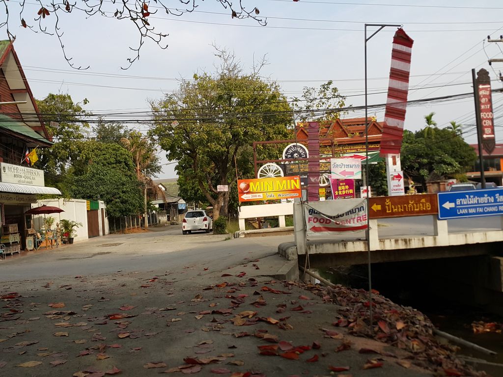 ภาพถนนตรงที่ ตำนานเตี๋ยวเรือ ตั้งอยู่ ถ่ายโดย jrcarlsen พ.ศ. 2558 (2015) · A street-level view of where ตำนานเตี๋ยวเรือ · Tam Nan Tiaoruea stands, by jrcarlsen in 2558 (2015)
