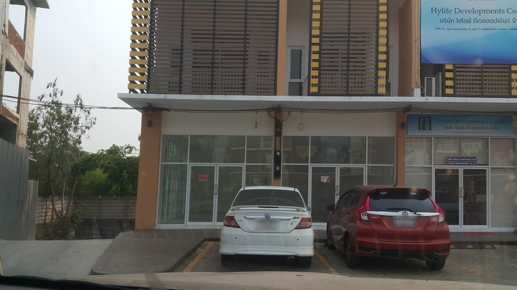 ภาพถนนตรงที่ Pinnacle Asset Management Co., Ltd. ตั้งอยู่ ถ่ายโดย jrcarlsen พ.ศ. 2562 (2019) · A street-level view of where Pinnacle Asset Management Co., Ltd. stands, by jrcarlsen in 2562 (2019)