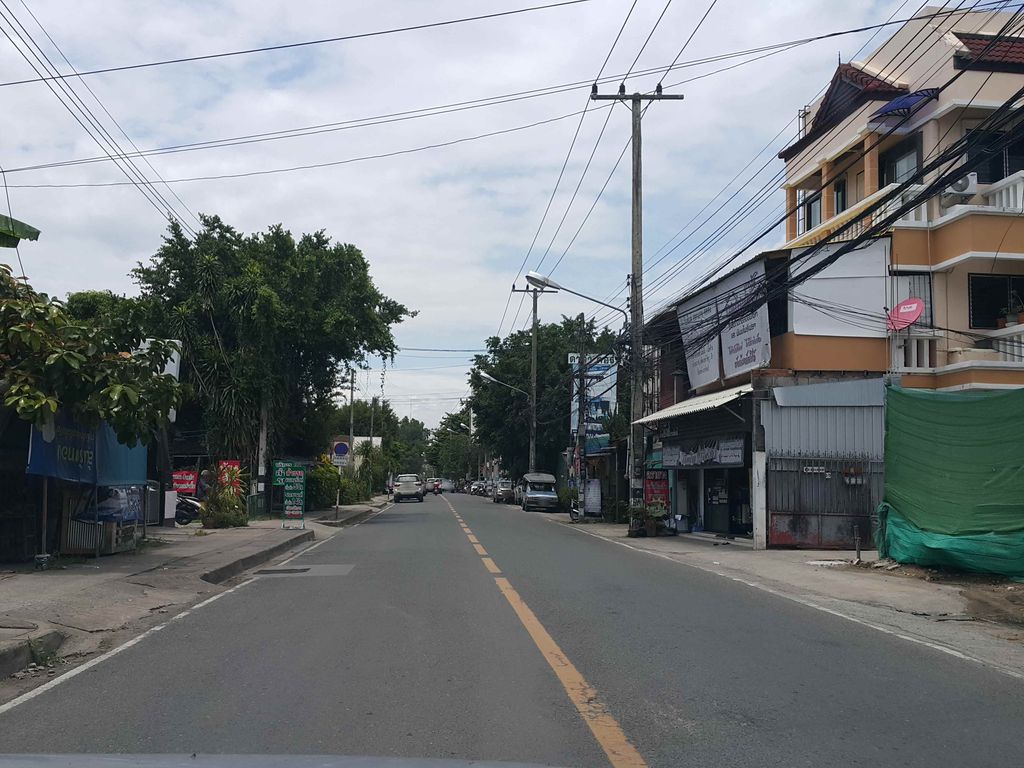 ภาพถนนตรงที่ วัดบ่อสร้าง ตั้งอยู่ ถ่ายโดย jrcarlsen พ.ศ. 2558 (2015) · A street-level view of where วัดบ่อสร้าง · Wat Bo Sang stands, by jrcarlsen in 2558 (2015)