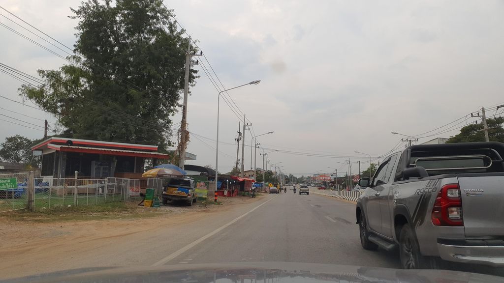 ภาพถนนตรงที่ ร้านลาบเก๊างิ้ว จำหน่ายอาหารเหนือ ตั้งอยู่ ถ่ายโดย jrcarlsen พ.ศ. 2565 (2022) · A street-level view of where ร้านลาบเก๊างิ้ว จำหน่ายอาหารเหนือ · Ran Lap Kao Ngio Chamnai Ahannuea stands, by jrcarlsen in 2565 (2022)