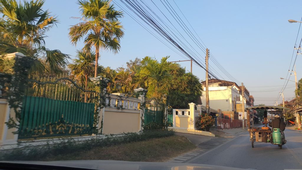 ภาพถนนตรงที่ ฐ ฐาน อมตะ ตั้งอยู่ ถ่ายโดย jrcarlsen พ.ศ. 2566 (2023) · A street-level view of where ฐ ฐาน อมตะ · Tha Than Omta stands, by jrcarlsen in 2566 (2023)