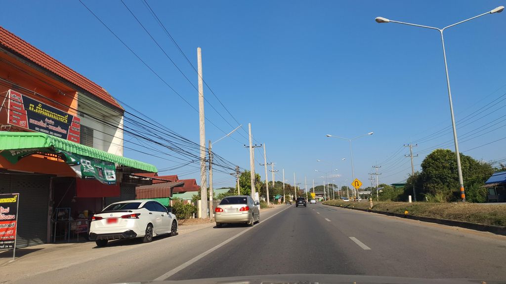 ภาพถนนตรงที่ ต.ตั้มแบตเตอรี่ ตั้งอยู่ ถ่ายโดย jrcarlsen พ.ศ. 2565 (2022) · A street-level view of where ต.ตั้มแบตเตอรี่ · Ta.tam Battery stands, by jrcarlsen in 2565 (2022)
