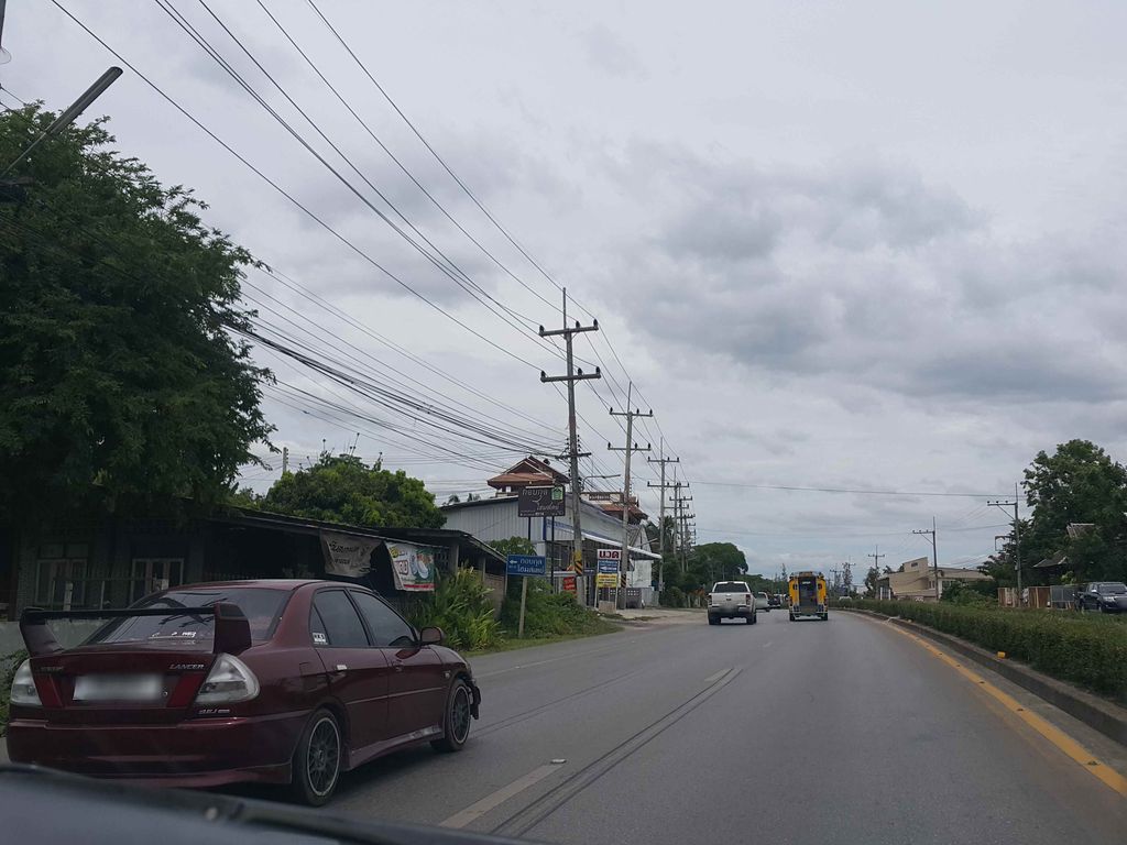 ภาพถนนตรงที่ ที.แอล.ที แทรกเตอร์ ตั้งอยู่ ถ่ายโดย jrcarlsen พ.ศ. 2558 (2015) · A street-level view of where ที.แอล.ที แทรกเตอร์ · Thi.aen.thi Saektoe stands, by jrcarlsen in 2558 (2015)