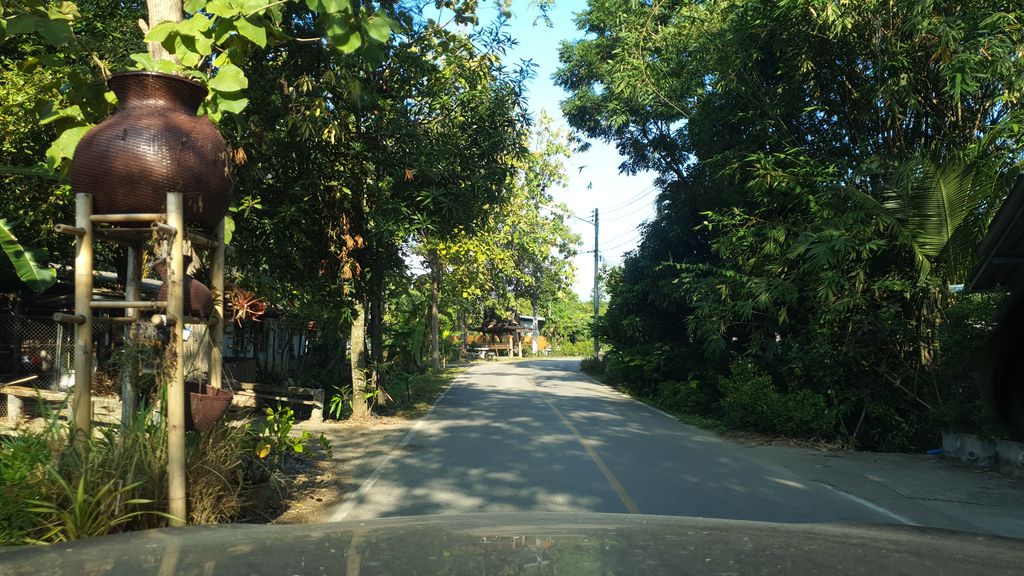 ภาพถนนตรงที่ กลุ่มจักสานบ้านแม่เขียวข้องหลวง (ป่าบงเทพาราม) ตั้งอยู่ ถ่ายโดย jrcarlsen พ.ศ. 2562 (2019) · A street-level view of where กลุ่มจักสานบ้านแม่เขียวข้องหลวง (ป่าบงเทพาราม) · Klum Chaksan Ban Mae Khiao Khong Luang (pa Bong Thepharam) stands, by jrcarlsen in 2562 (2019)