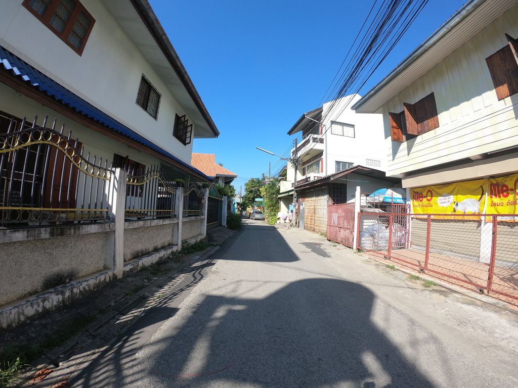 ภาพถนนตรงที่ Huen Phen 2 ตั้งอยู่ ถ่ายโดย chanuwath_grab พ.ศ. 2562 (2019) · A street-level view of where Huen Phen 2 stands, by chanuwath_grab in 2562 (2019)