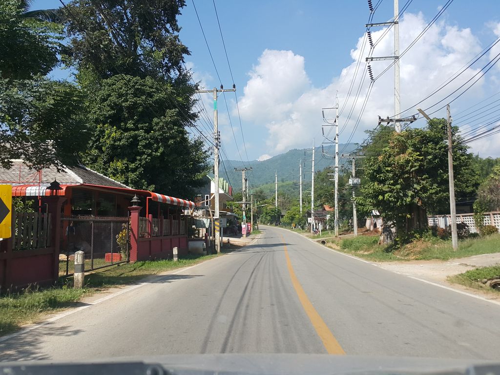 ภาพถนนตรงที่ สบเปิงเภสัช ตั้งอยู่ ถ่ายโดย jrcarlsen พ.ศ. 2557 (2014) · A street-level view of where สบเปิงเภสัช · Soppoengphesat stands, by jrcarlsen in 2557 (2014)