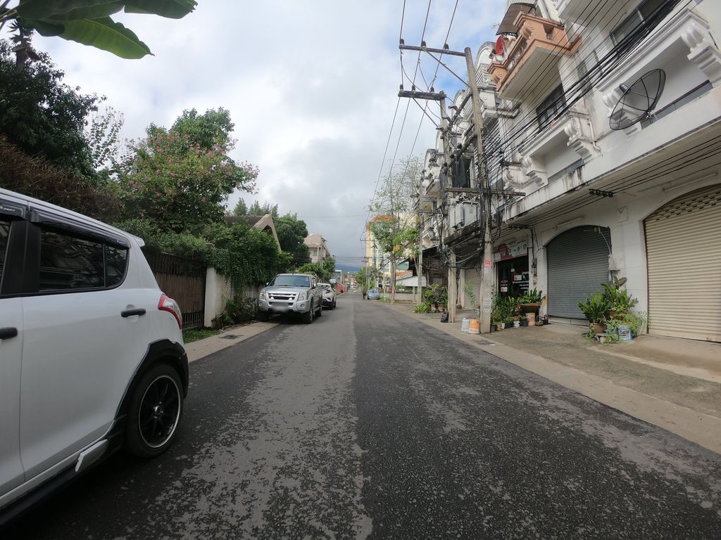 ภาพถนนตรงที่ ALC School by Kru Noi ตั้งอยู่ ถ่ายโดย chanuwath_grab พ.ศ. 2562 (2019) · A street-level view of where ALC School by Kru Noi stands, by chanuwath_grab in 2562 (2019)