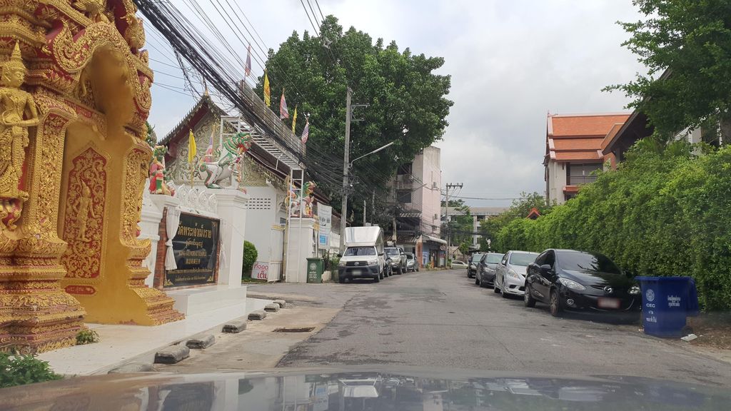 ภาพถนนตรงที่ แจ่งเมืองบูติคเฮาส์ ตั้งอยู่ ถ่ายโดย jrcarlsen พ.ศ. 2565 (2022) · A street-level view of where แจ่งเมืองบูติคเฮาส์ · Chaeng Mueang Boutique House stands, by jrcarlsen in 2565 (2022)