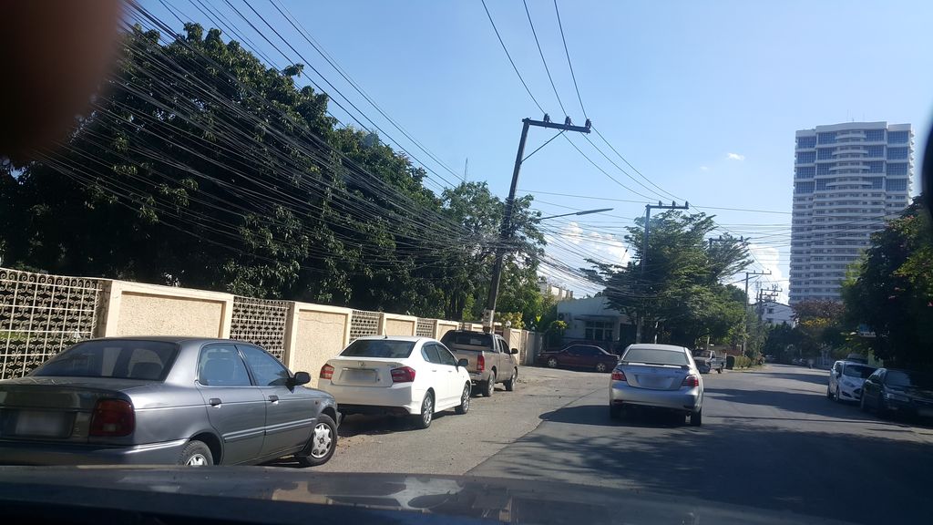 ภาพถนนตรงที่ Haea Kha Joa ตั้งอยู่ ถ่ายโดย jrcarlsen พ.ศ. 2561 (2018) · A street-level view of where Haea Kha Joa stands, by jrcarlsen in 2561 (2018)