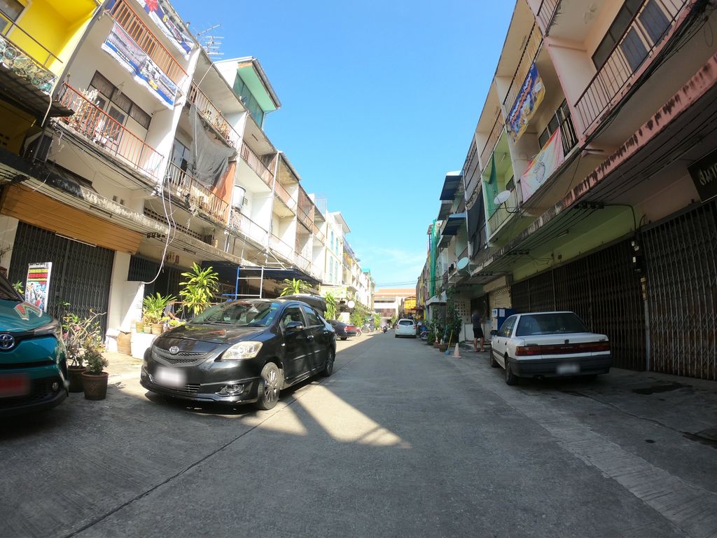 ภาพถนนตรงที่ Baan Mai ตั้งอยู่ ถ่ายโดย chanuwath_grab พ.ศ. 2562 (2019) · A street-level view of where Baan Mai stands, by chanuwath_grab in 2562 (2019)