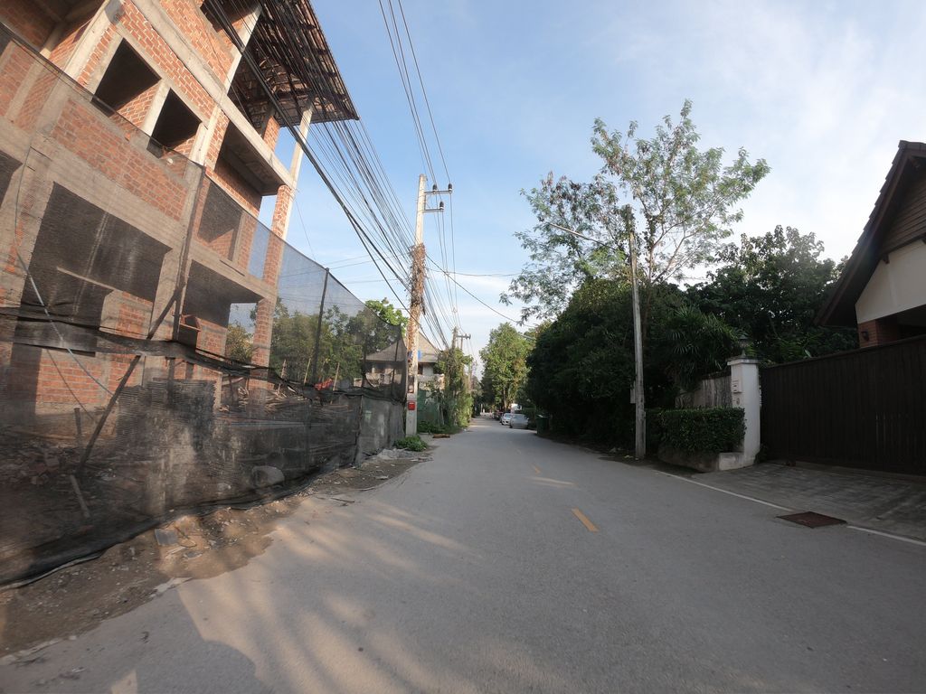 ภาพถนนตรงที่ Khampare Chiang Mai Hotel ตั้งอยู่ ถ่ายโดย chanuwath_grab พ.ศ. 2562 (2019) · A street-level view of where Khampare Chiang Mai Hotel stands, by chanuwath_grab in 2562 (2019)