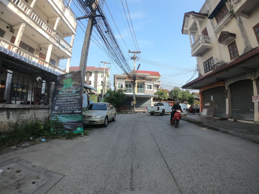 ภาพถนนตรงที่ Panaplace Apartment ตั้งอยู่ ถ่ายโดย chanuwath_grab พ.ศ. 2562 (2019) · A street-level view of where Panaplace Apartment stands, by chanuwath_grab in 2562 (2019)