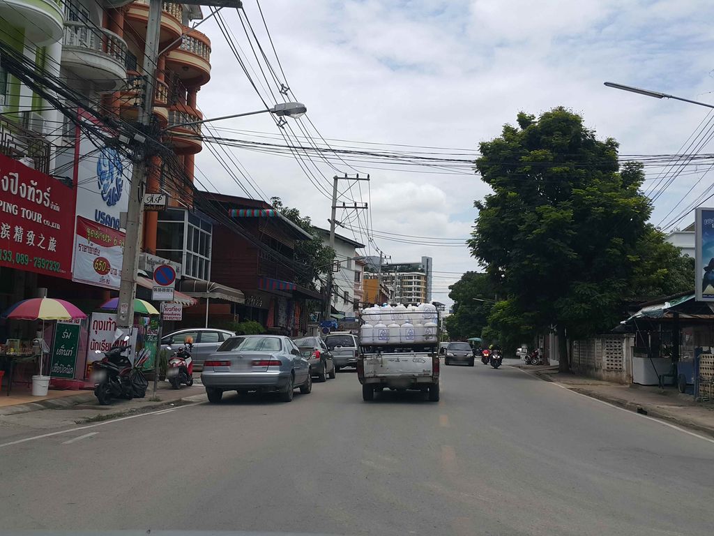 ภาพถนนตรงที่ Rohan Guest House Starts 199 THB ตั้งอยู่ ถ่ายโดย jrcarlsen พ.ศ. 2558 (2015) · A street-level view of where Rohan Guest House Starts 199 THB stands, by jrcarlsen in 2558 (2015)