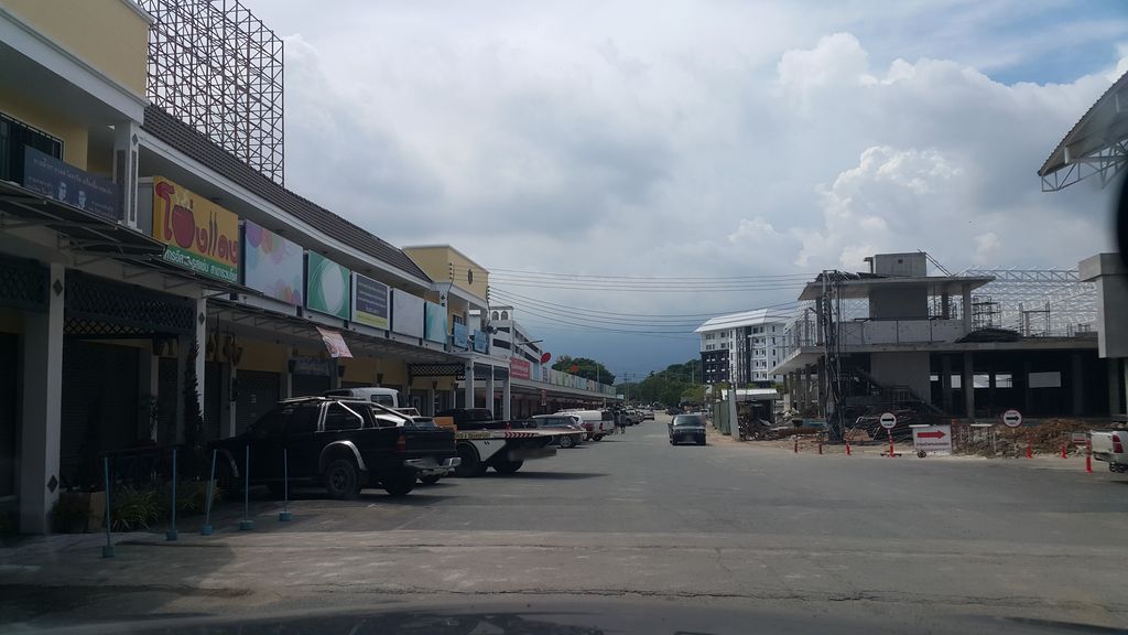 ภาพถนนตรงที่ FarmFoodsMarket ตั้งอยู่ ถ่ายโดย jrcarlsen พ.ศ. 2559 (2016) · A street-level view of where FarmFoodsMarket stands, by jrcarlsen in 2559 (2016)