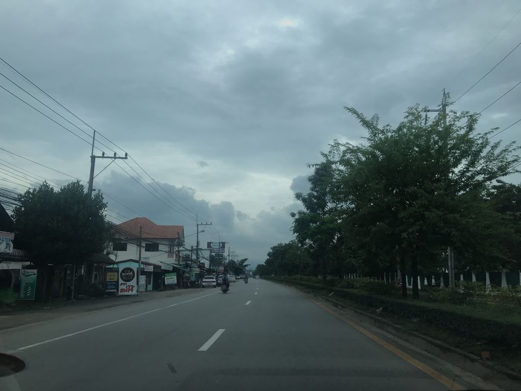 ภาพถนนตรงที่ ย่างเนย แม่โจ้ ตั้งอยู่ ถ่ายโดย prasert พ.ศ. 2561 (2018) · A street-level view of where ย่างเนย แม่โจ้ · Yangnoei Mae Jo stands, by prasert in 2561 (2018)