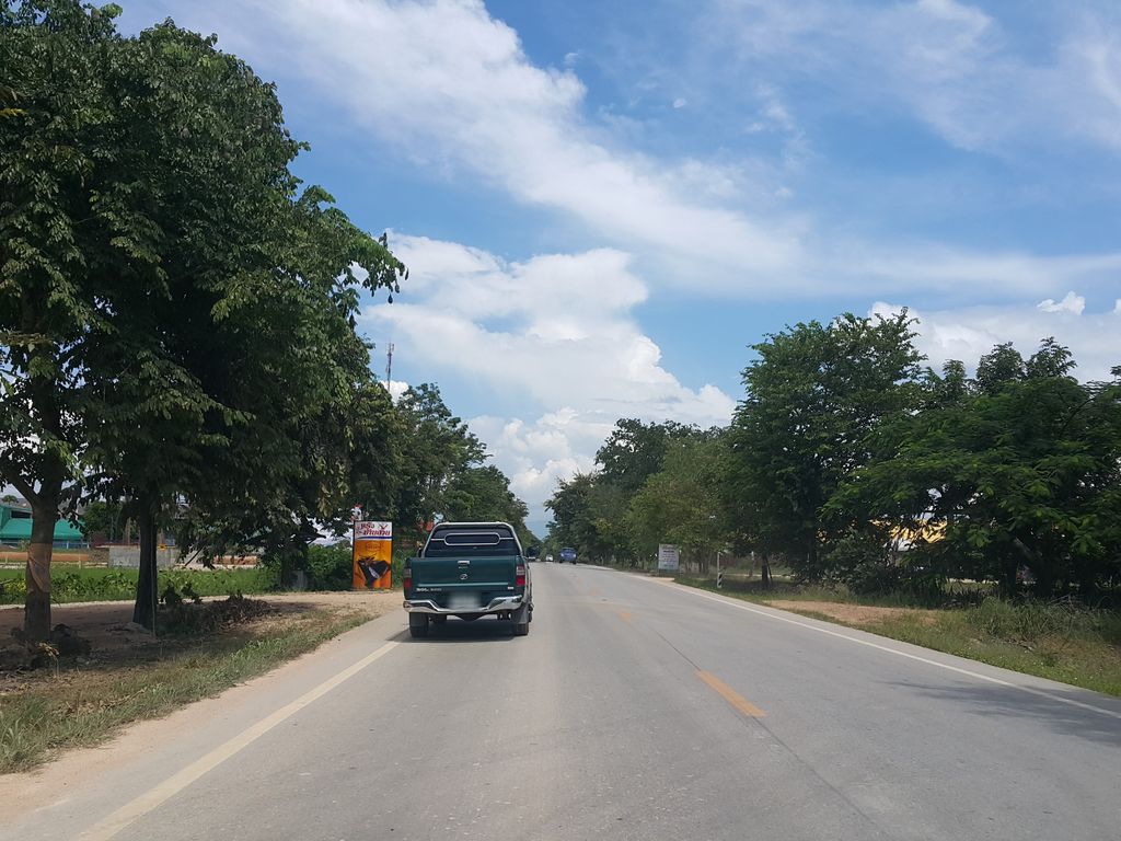 ภาพถนนตรงที่ อยากยำลุงกับป้า ตั้งอยู่ ถ่ายโดย jrcarlsen พ.ศ. 2558 (2015) · A street-level view of where อยากยำลุงกับป้า · Yakyam Lung Kap Pa stands, by jrcarlsen in 2558 (2015)