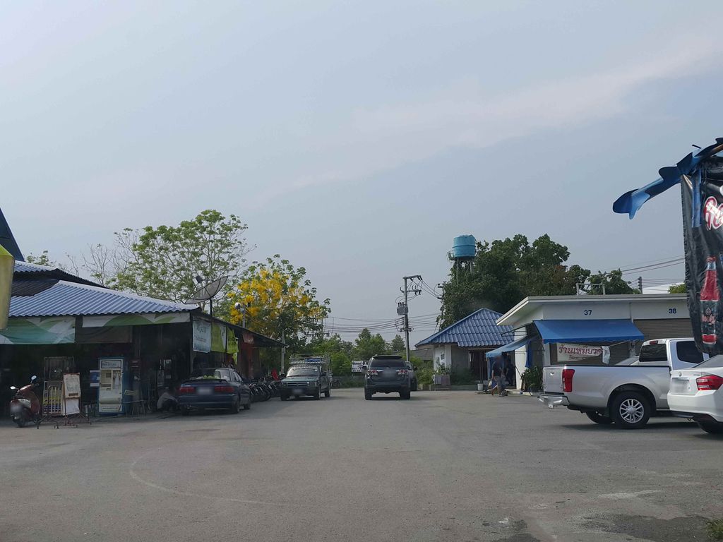 ภาพถนนตรงที่ ช่างกุญแจสายฟ้า ตลาดแม่คือ ตั้งอยู่ ถ่ายโดย jrcarlsen พ.ศ. 2558 (2015) · A street-level view of where ช่างกุญแจสายฟ้า ตลาดแม่คือ · Changkunchae Saifa Talat Mae Khue stands, by jrcarlsen in 2558 (2015)