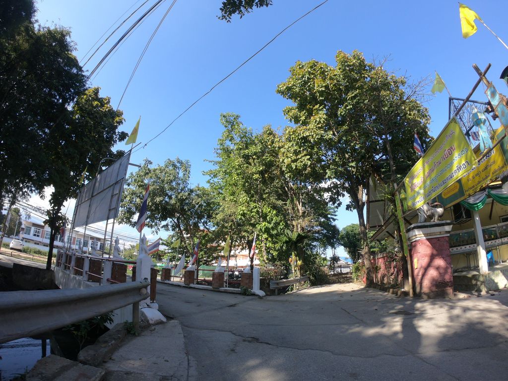 ภาพถนนตรงที่ วัดเทพนิมิต ตั้งอยู่ ถ่ายโดย chanuwath_grab พ.ศ. 2562 (2019) · A street-level view of where วัดเทพนิมิต · Wat Thep Nimit stands, by chanuwath_grab in 2562 (2019)