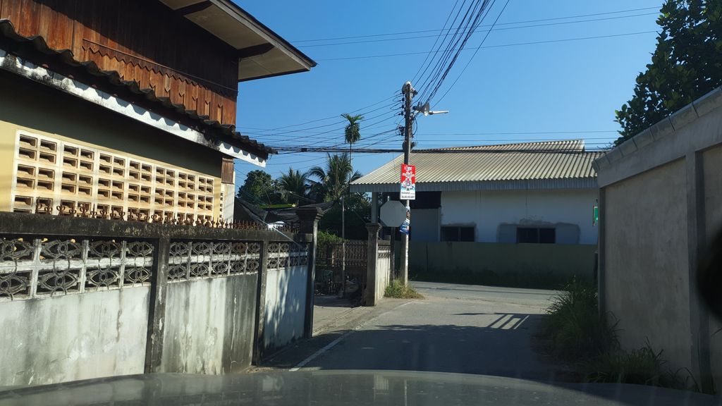 ภาพถนนตรงที่ Chant Calm Village Gallery and Bed ตั้งอยู่ ถ่ายโดย jrcarlsen พ.ศ. 2562 (2019) · A street-level view of where Chant Calm Village Gallery and Bed stands, by jrcarlsen in 2562 (2019)