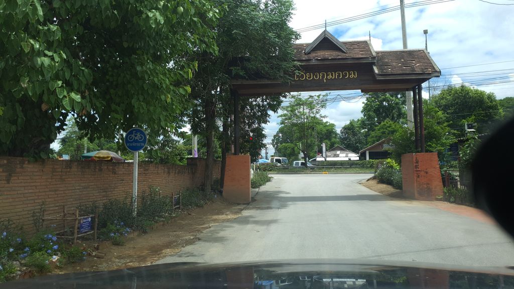 ภาพถนนตรงที่ ร้านเตี๋ยวเต็มคำ(เวียงกุมกาม) ตั้งอยู่ ถ่ายโดย jrcarlsen พ.ศ. 2563 (2020) · A street-level view of where ร้านเตี๋ยวเต็มคำ(เวียงกุมกาม) · Ran Tiao Tem Kham(wiang Kum Kam) stands, by jrcarlsen in 2563 (2020)