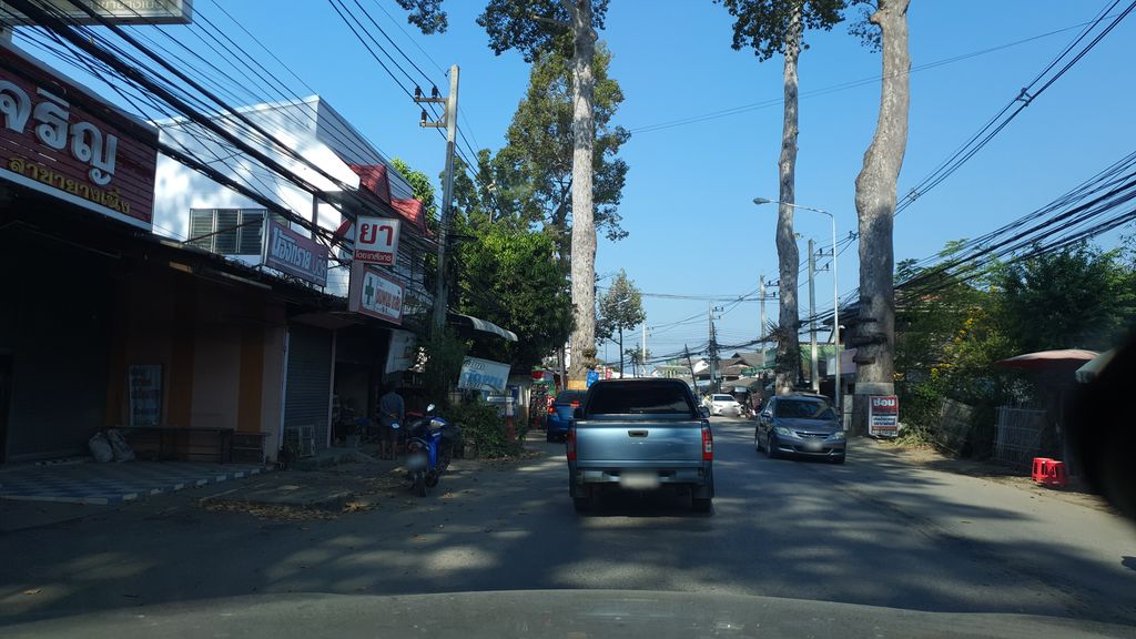 ภาพถนนตรงที่ ร้านทองนำเจริญ ตั้งอยู่ ถ่ายโดย jrcarlsen พ.ศ. 2562 (2019) · A street-level view of where ร้านทองนำเจริญ · Ran Thong Nam Charoen stands, by jrcarlsen in 2562 (2019)