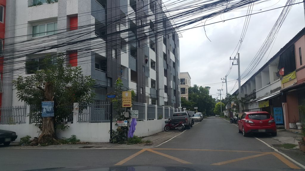 ภาพถนนตรงที่ กาแฟลุงหนวด ตั้งอยู่ ถ่ายโดย jrcarlsen พ.ศ. 2560 (2017) · A street-level view of where กาแฟลุงหนวด · Kaflaenganuat stands, by jrcarlsen in 2560 (2017)