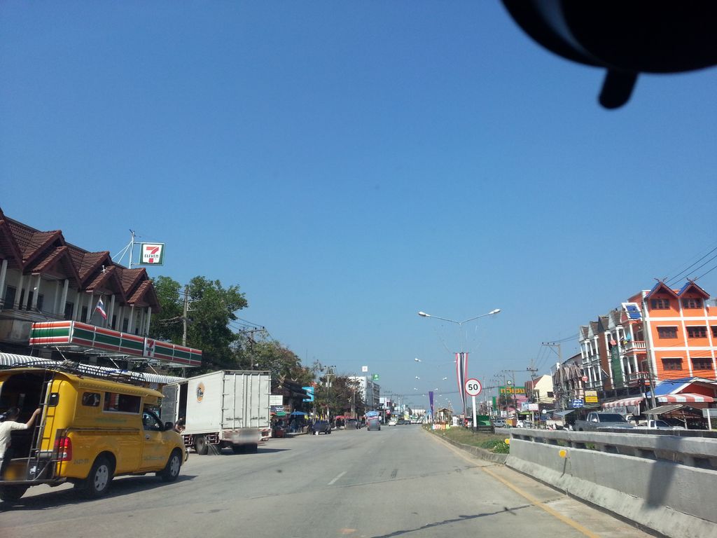ภาพถนนตรงที่ คลินิกหมอเฉลิม ตั้งอยู่ ถ่ายโดย mishari พ.ศ. 2558 (2015) · A street-level view of where คลินิกหมอเฉลิม · Mo Chelim Clinic stands, by mishari in 2558 (2015)