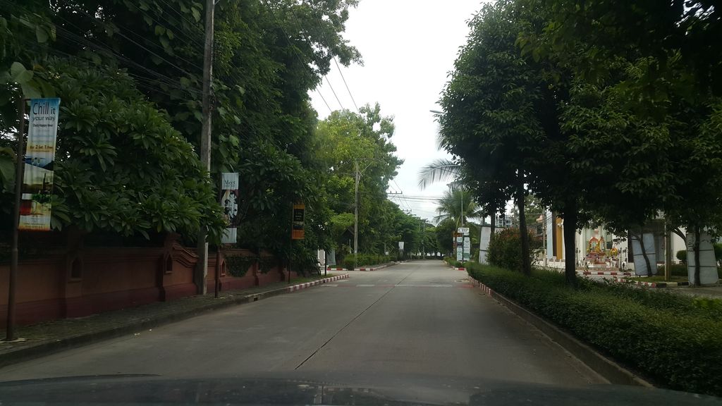 ภาพถนนตรงที่ Roastniyom Coffee - Chiang Mai Business Park ตั้งอยู่ ถ่ายโดย jrcarlsen พ.ศ. 2560 (2017) · A street-level view of where Roastniyom Coffee - Chiang Mai Business Park stands, by jrcarlsen in 2560 (2017)