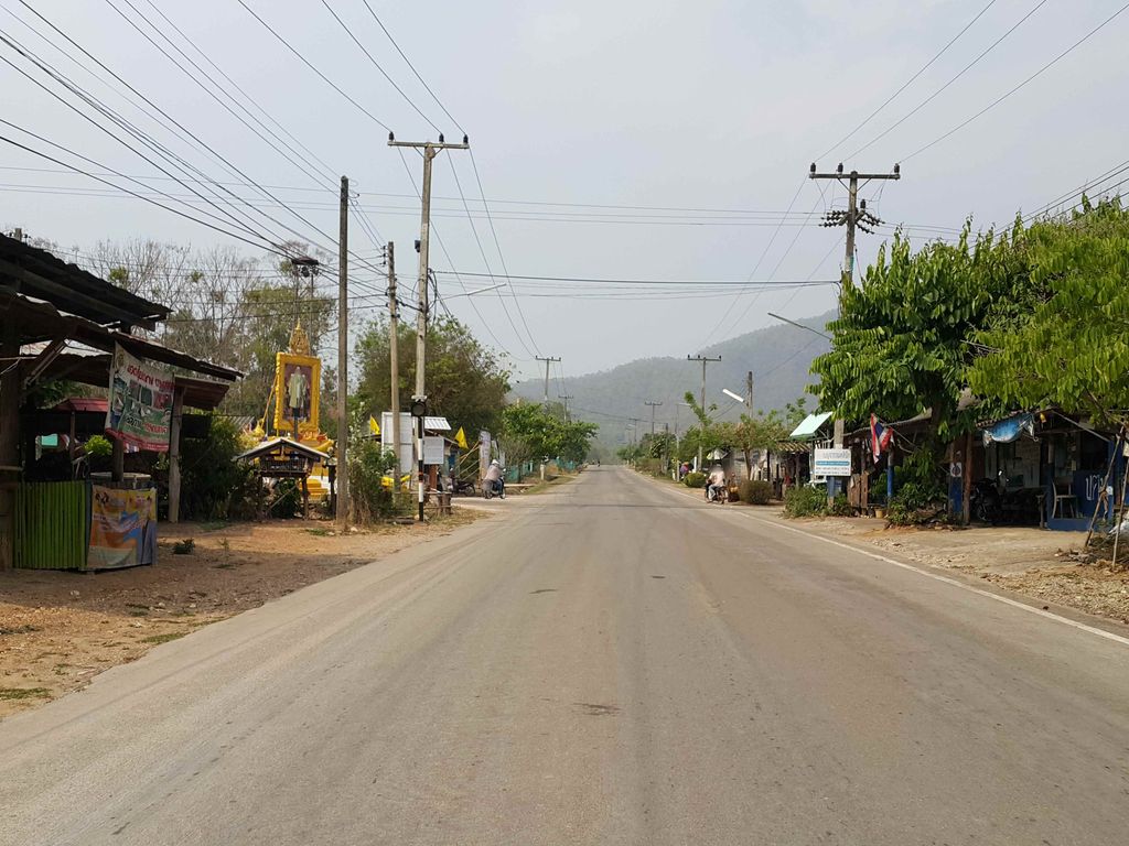ภาพถนนตรงที่ ก๋วยเตี๋ยวรสเด็ด ตั้งอยู่ ถ่ายโดย jrcarlsen พ.ศ. 2558 (2015) · A street-level view of where ก๋วยเตี๋ยวรสเด็ด · Kuaitiao Rotdet stands, by jrcarlsen in 2558 (2015)
