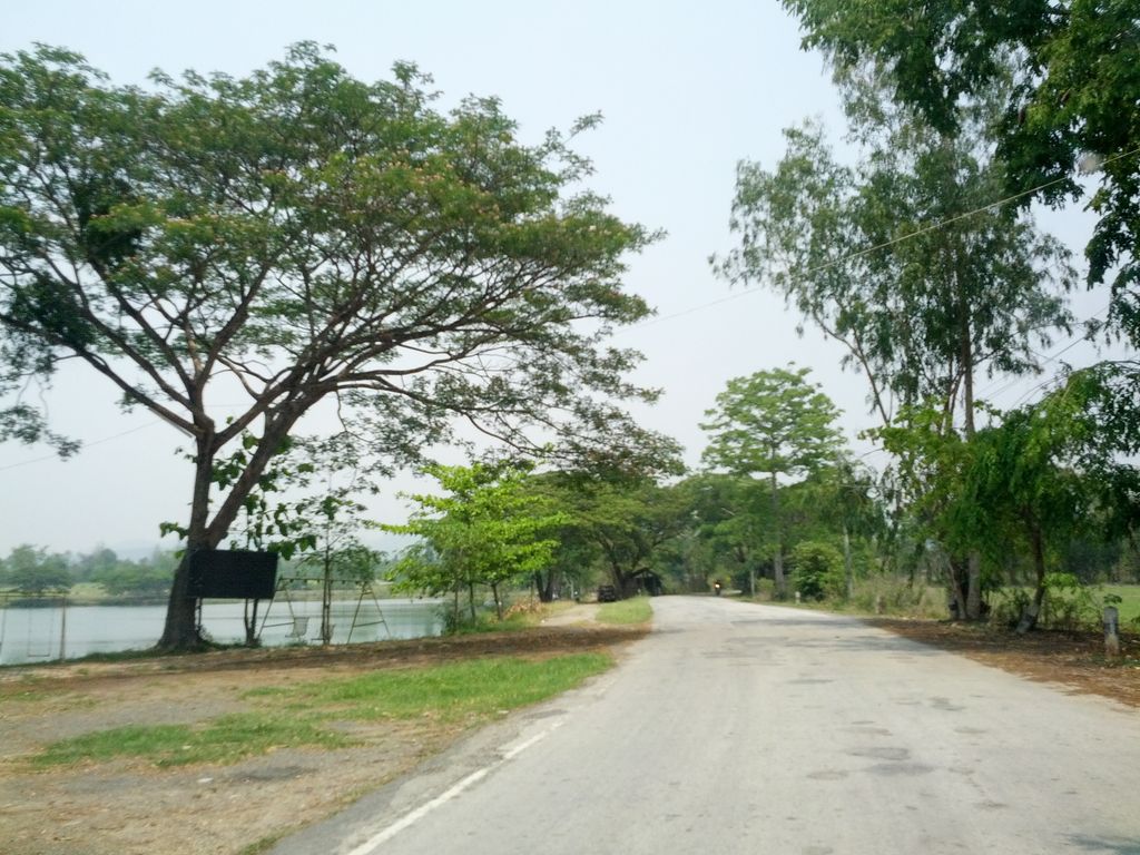 ภาพถนนตรงที่ หนองสามขา ตั้งอยู่ ถ่ายโดย jrcarlsen พ.ศ. 2558 (2015) · A street-level view of where หนองสามขา · Nong Samkha stands, by jrcarlsen in 2558 (2015)