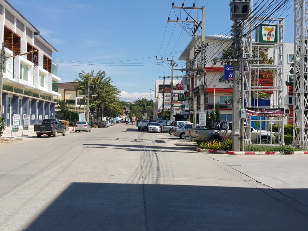 ภาพถนนตรงที่ ฟลอร์เดคคอร์ ตั้งอยู่ ถ่ายโดย jrcarlsen พ.ศ. 2557 (2014) · A street-level view of where ฟลอร์เดคคอร์ · Falodekkho stands, by jrcarlsen in 2557 (2014)