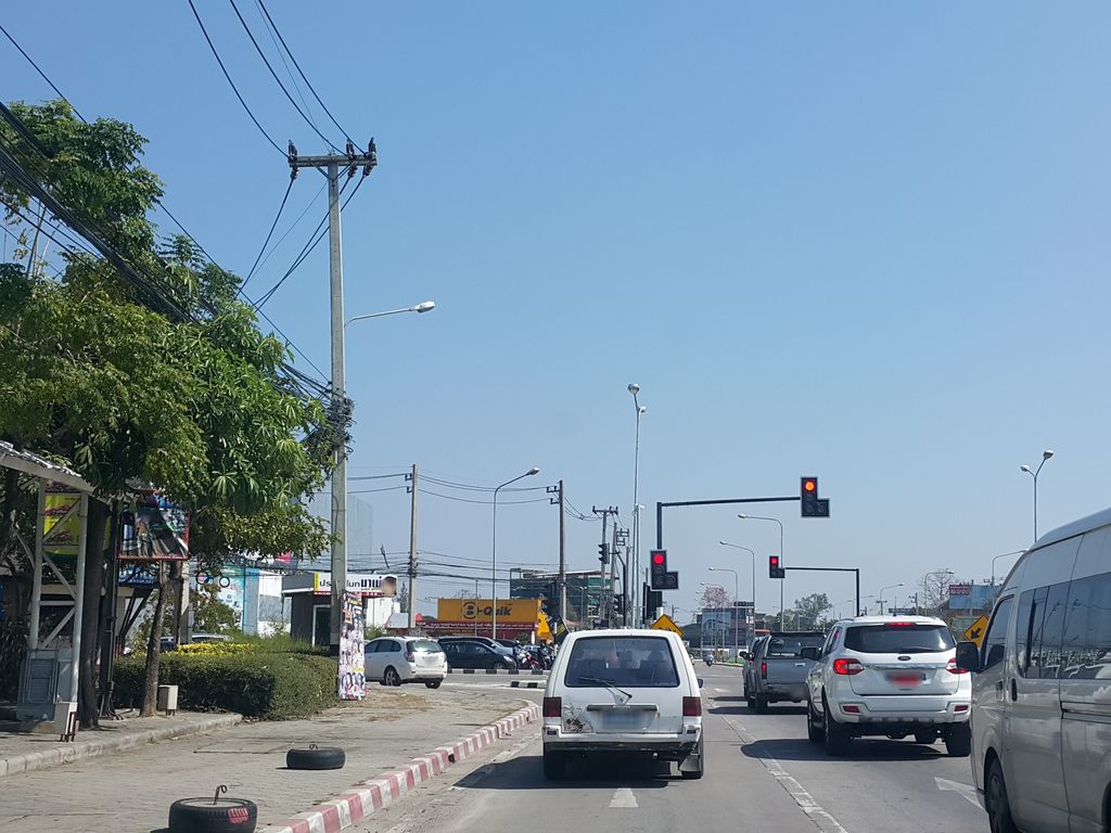 ภาพถนนตรงที่ La' Nails ตั้งอยู่ ถ่ายโดย jrcarlsen พ.ศ. 2559 (2016) · A street-level view of where La' Nails stands, by jrcarlsen in 2559 (2016)