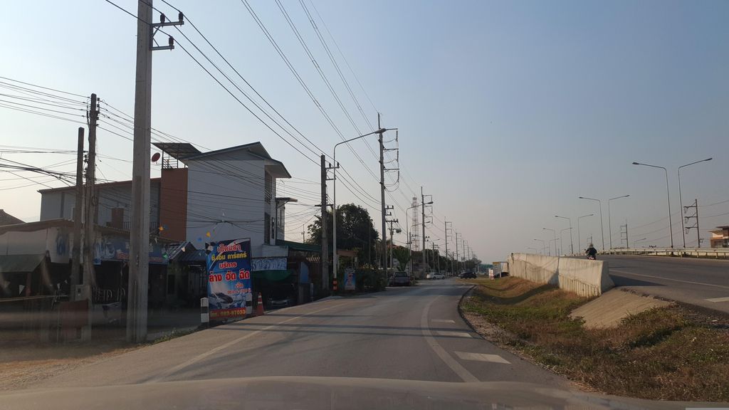 ภาพถนนตรงที่ ดาวเรือง เอกะ ตั้งอยู่ ถ่ายโดย jrcarlsen พ.ศ. 2566 (2023) · A street-level view of where ดาวเรือง เอกะ · Daorueang A Ka stands, by jrcarlsen in 2566 (2023)