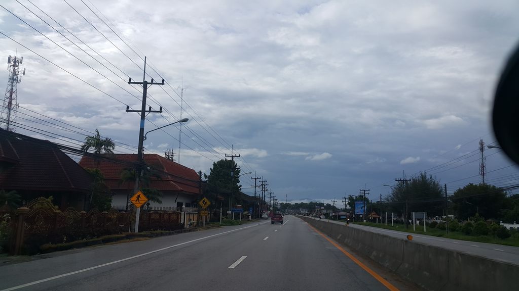 ภาพถนนตรงที่ ร้านจักสานแม่แตง ตั้งอยู่ ถ่ายโดย jrcarlsen พ.ศ. 2559 (2016) · A street-level view of where ร้านจักสานแม่แตง · Ran Chaksan Mae Taeng stands, by jrcarlsen in 2559 (2016)