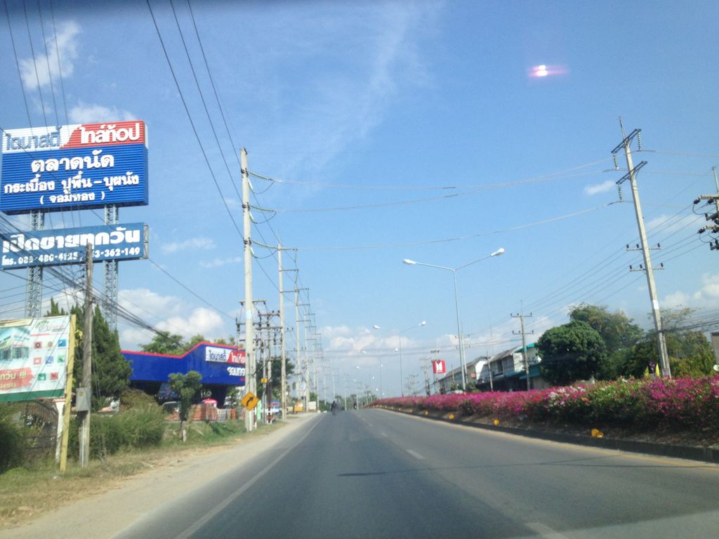 ภาพถนนตรงที่ เตี๋ยวกะยำ ทะเลทอง ตั้งอยู่ ถ่ายโดย jimwatana พ.ศ. 2558 (2015) · A street-level view of where เตี๋ยวกะยำ ทะเลทอง · Tiaokayam Thaletong stands, by jimwatana in 2558 (2015)