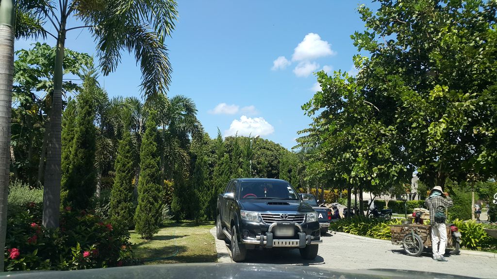 ภาพถนนตรงที่ Parinda Garden Resort ตั้งอยู่ ถ่ายโดย jrcarlsen พ.ศ. 2559 (2016) · A street-level view of where Parinda Garden Resort stands, by jrcarlsen in 2559 (2016)