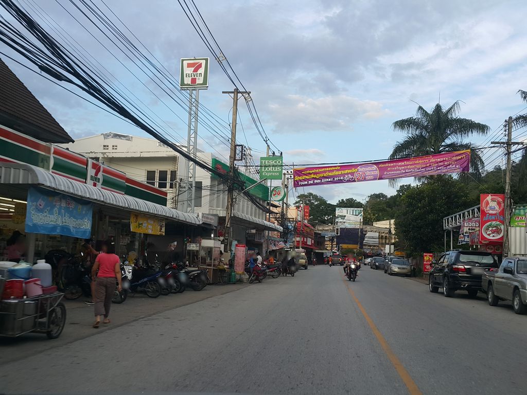 ภาพถนนตรงที่ คลินิกหมอปรีชา ตั้งอยู่ ถ่ายโดย jrcarlsen พ.ศ. 2558 (2015) · A street-level view of where คลินิกหมอปรีชา · Mo Pricha Clinic stands, by jrcarlsen in 2558 (2015)